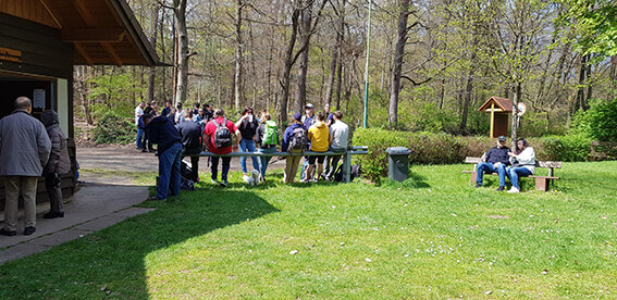 Besucher vorGelände